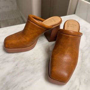 Crown & Ivy Women's Brown Block Heel Mules